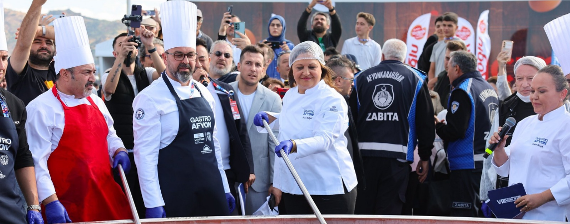 Dünyanın En Büyük Sucuklu Yumurtası 