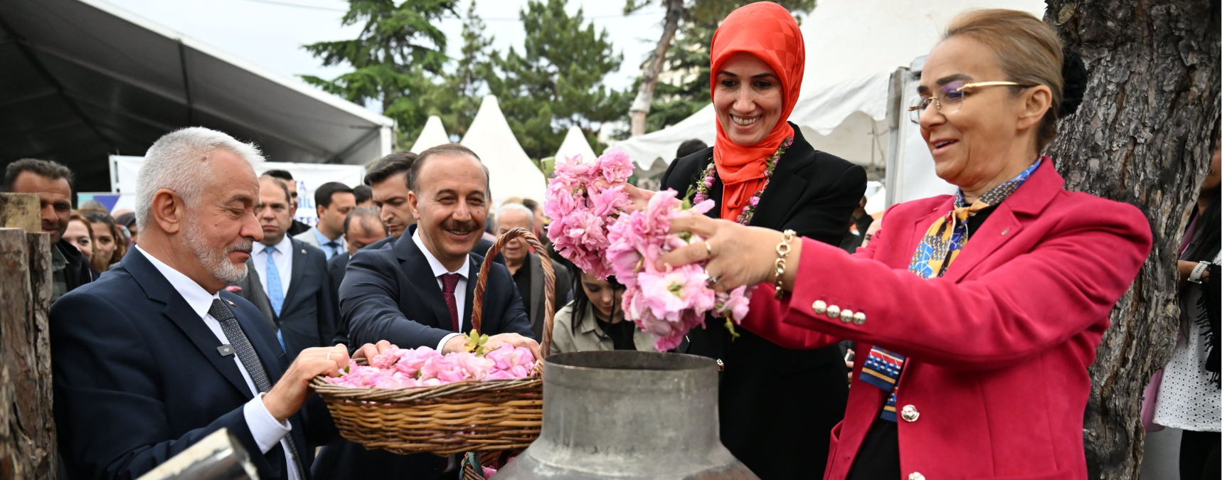 Isparta Cadde ve Sokaklarını Gül Kokusu Sardı